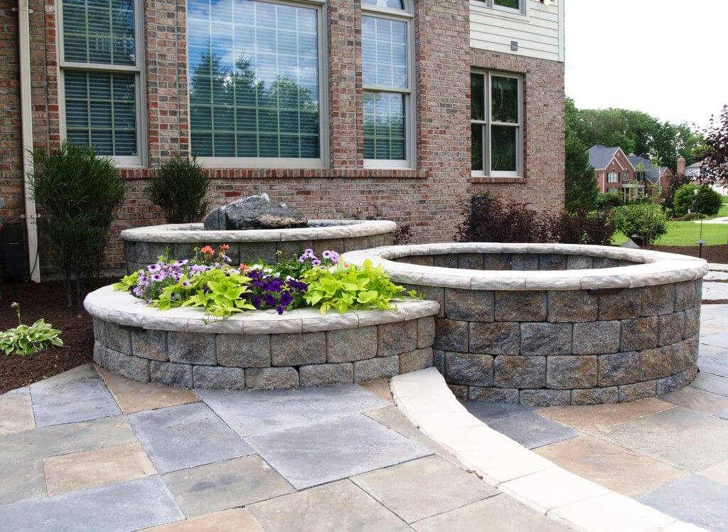 Backdoor patio made of slate pavers